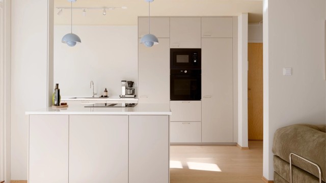 Kjøkkenet er utstyrt for å romme alt en liten familie kan trenge. Hel kjøl, hel frys, komfyr med dampfunksjon og en mikro som tar seg av restene – alt dette (og mer!) er integrert og klart til bruk.