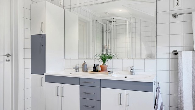 Baderomsinnredningen har doble servanter og god skapplass.