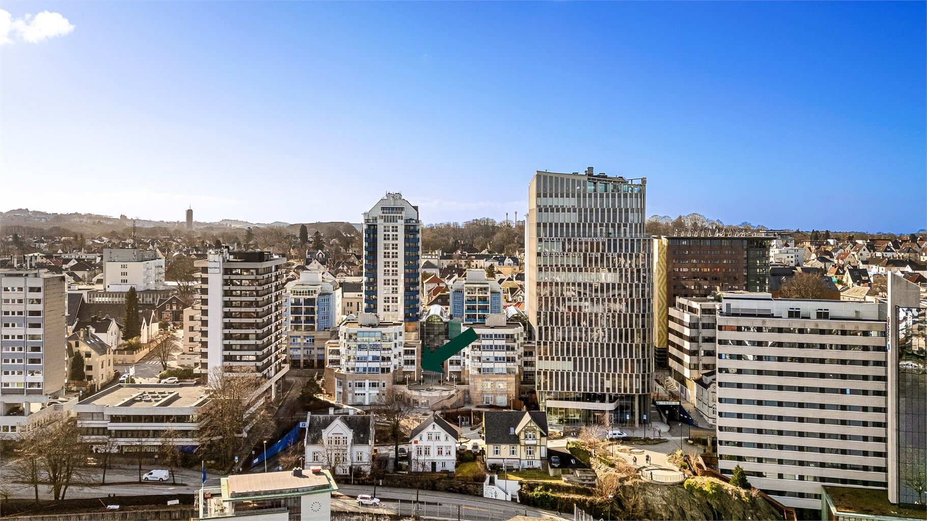 . Like utenfor døren har du flere dagligvarebutikker, apotek, shopping, restauranter, treningssentre m.m.