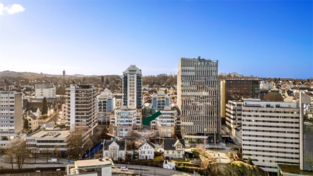 . Like utenfor døren har du flere dagligvarebutikker, apotek, shopping, restauranter, treningssentre m.m.