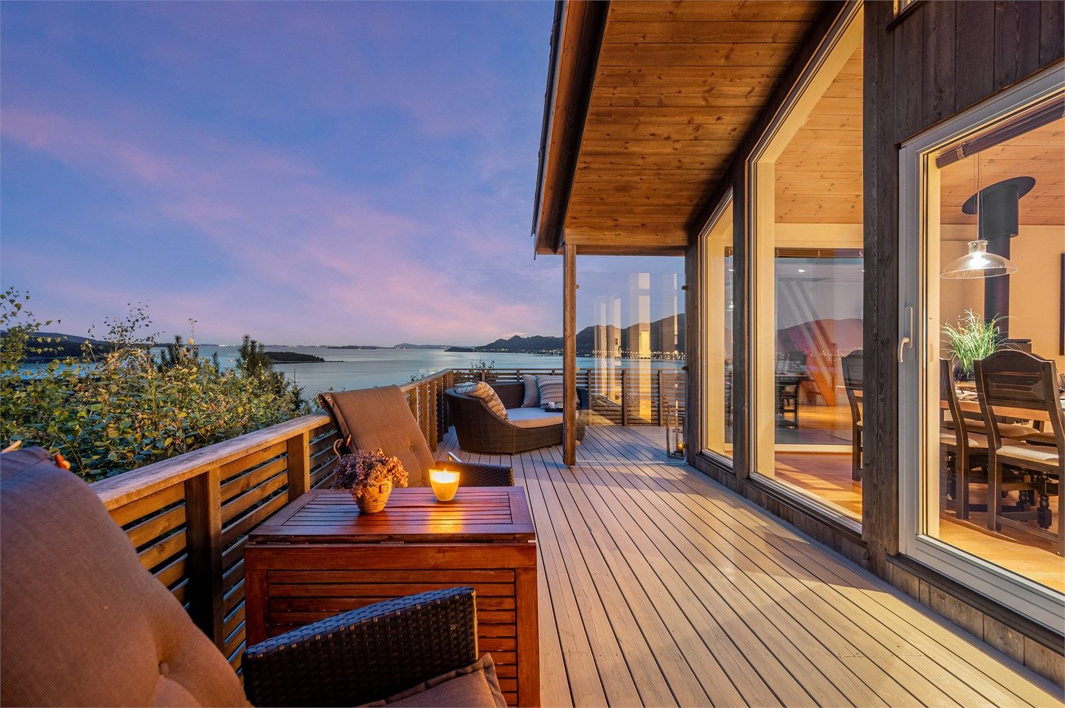 Nydelig utsikt mot sjø og feil, og like nedenfor hytten har man egen båtplass. 