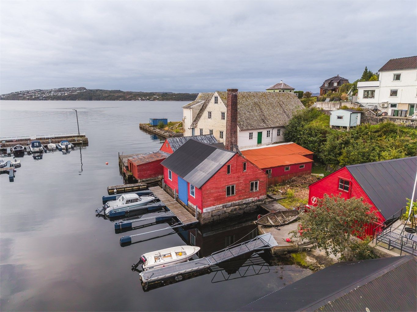 Nausteiendom med skjermet beliggenhet i Follesevågen og egen flytebrygge med båtplasser.
Foto: FrkSuper v/Silje Holte