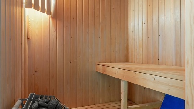 Egen badstue med elektrisk ovn, tilknyttet det ene badet i underetasjen.