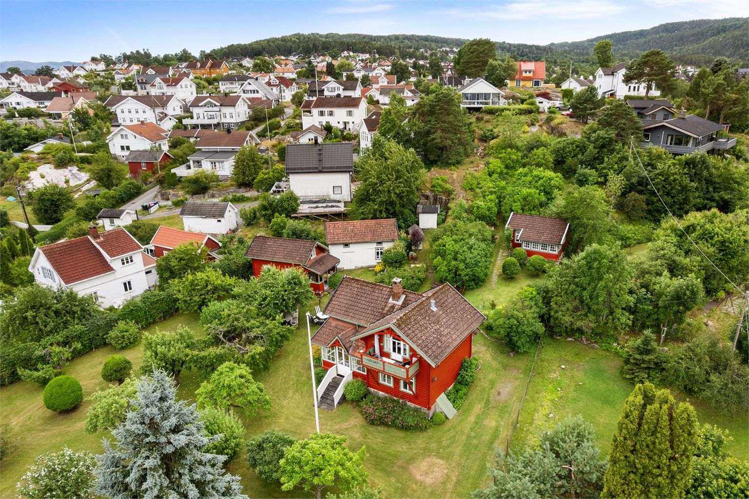 Eiendommen ligger i et etablert og rolig hytte- og boligområde på Nærsnes.
