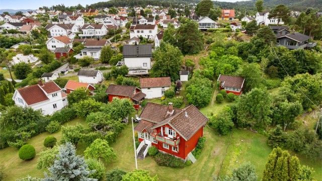 Eiendommen ligger i et etablert og rolig hytte- og boligområde på Nærsnes.