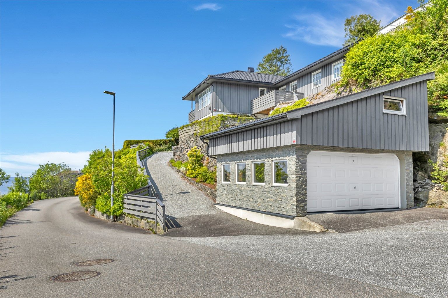 God parkering i dobbelgarasje med stort lagringsloft.