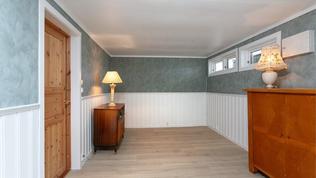 Innredet rom i underetasjen med brystningspanel og laminat på gulv. Innredningen til varig opphold er ikke bruksendret eller godkjent av kommunen.