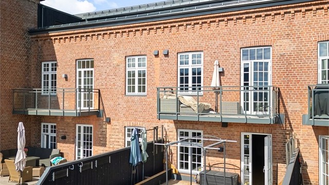 Terrassen har fin utsikt. Det anføres at ny eier må rette opp og fjerne tiltak som er utført på takterrassen.