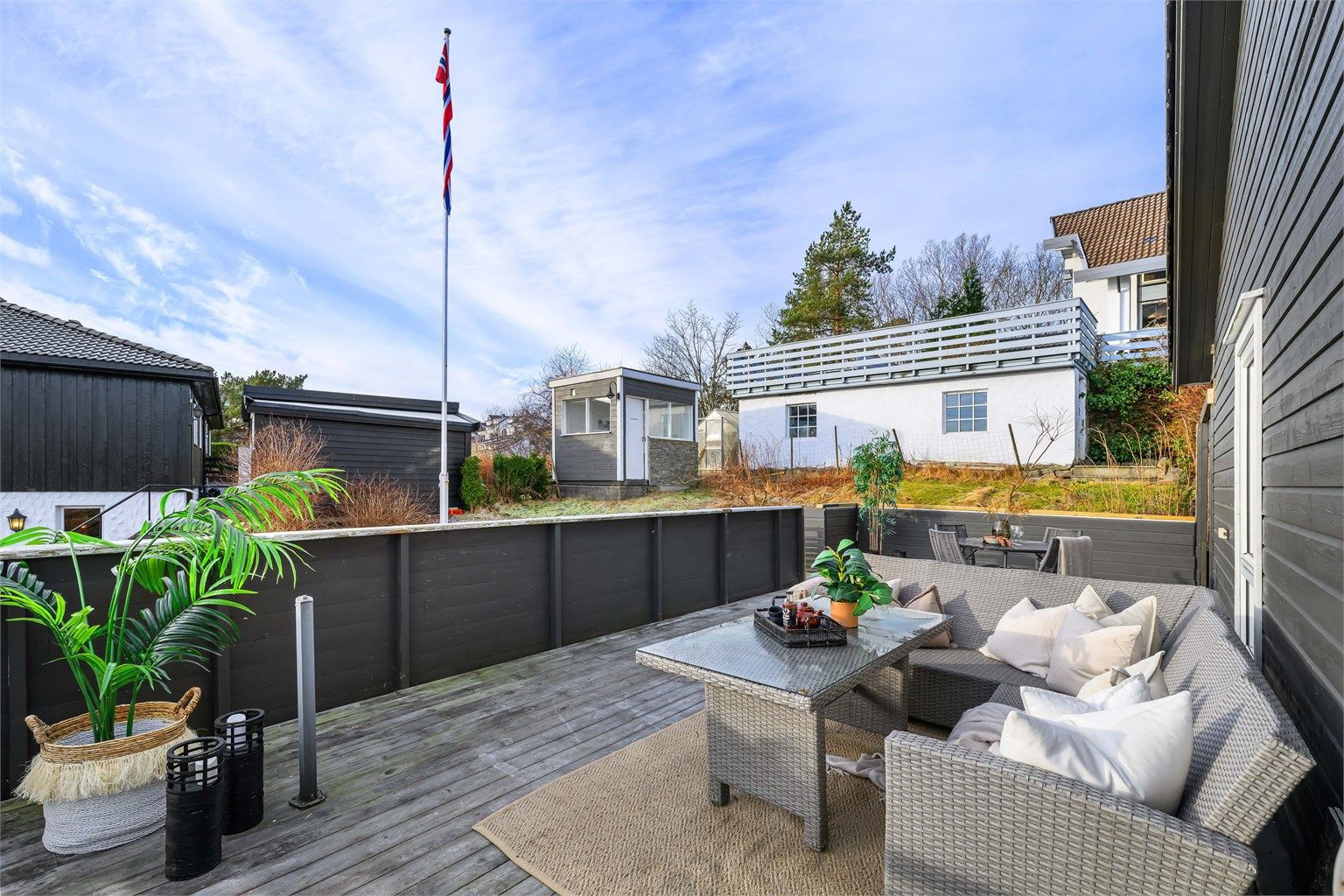 Ca. halve uteboden står på naboeiendommen bnr 28 (faren til selger). Selger opplyser at denne kan fjernes, dersom kjøper ønsker det. Dersom fremtidige nye eiere av bnr 28 ønsker den fjernet blir det på eier av Bergveien 55 sin bekostning.