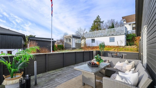 Ca. halve uteboden står på naboeiendommen bnr 28 (faren til selger). Selger opplyser at denne kan fjernes, dersom kjøper ønsker det. Dersom fremtidige nye eiere av bnr 28 ønsker den fjernet blir det på eier av Bergveien 55 sin bekostning.