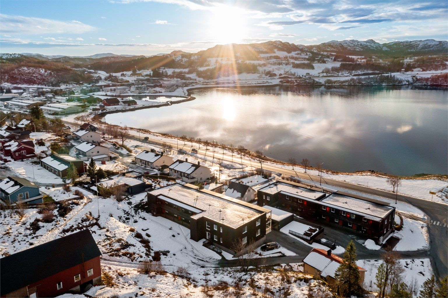 I samme område finner man også apotek, vinmonopol, frisør og ulike spisesteder. Ørland lufthavn nås på bare 19 minutter, noe som gjør reiser ut av regionen svært praktiske.