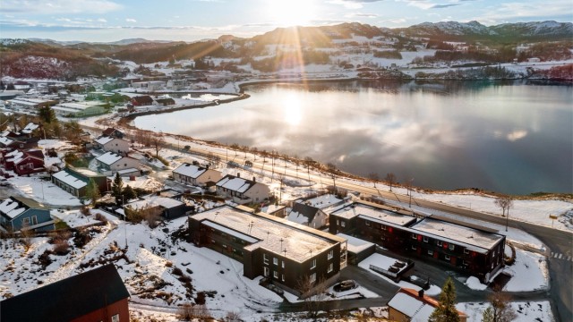 I samme område finner man også apotek, vinmonopol, frisør og ulike spisesteder. Ørland lufthavn nås på bare 19 minutter, noe som gjør reiser ut av regionen svært praktiske.