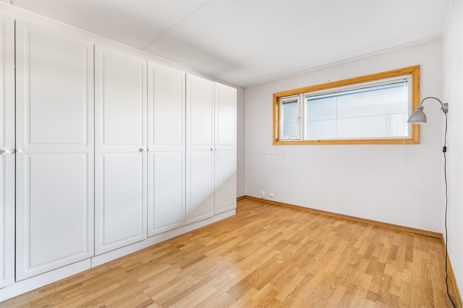 Garderobeskap medfølger på hovedsoverom.