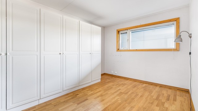 Garderobeskap medfølger på hovedsoverom.