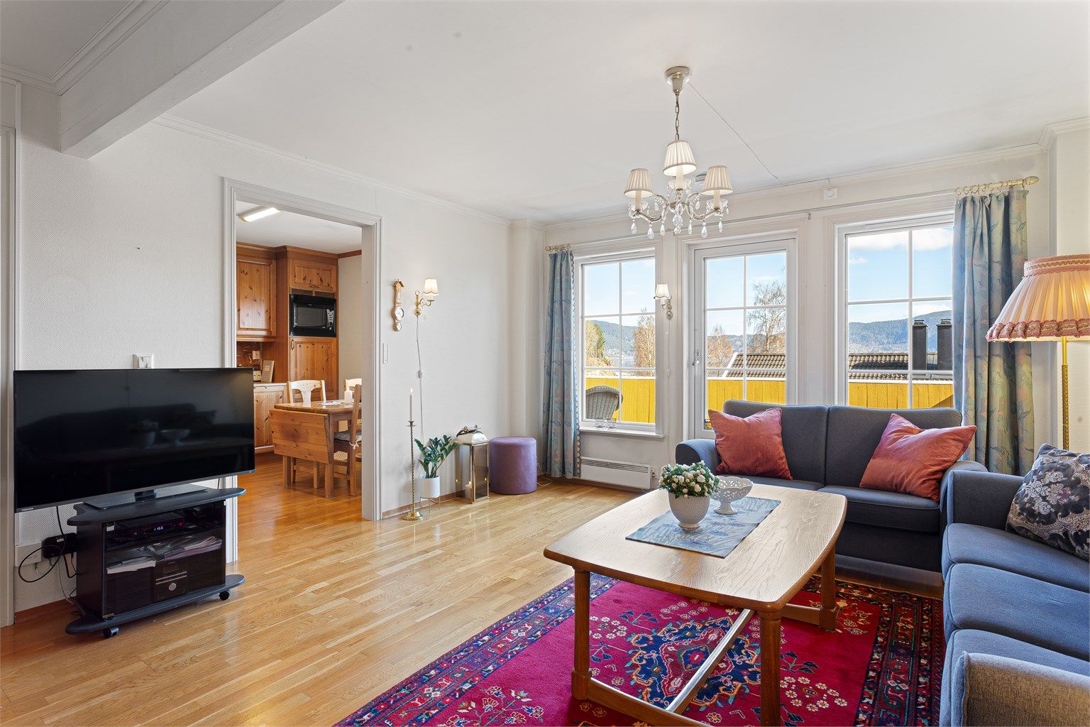 Fra stuen er det utgang til terrassen.