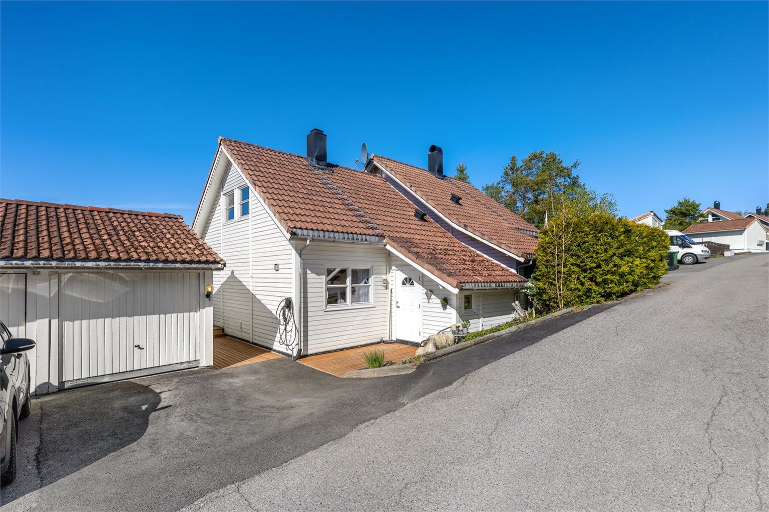 Velkommen til Kobberveien 18, her det garasje rett ved inngangen som hører til boligen, biloppstillingsplass foran garasjen