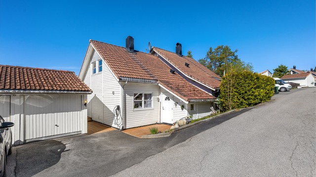 Velkommen til Kobberveien 18, her det garasje rett ved inngangen som hører til boligen, biloppstillingsplass foran garasjen