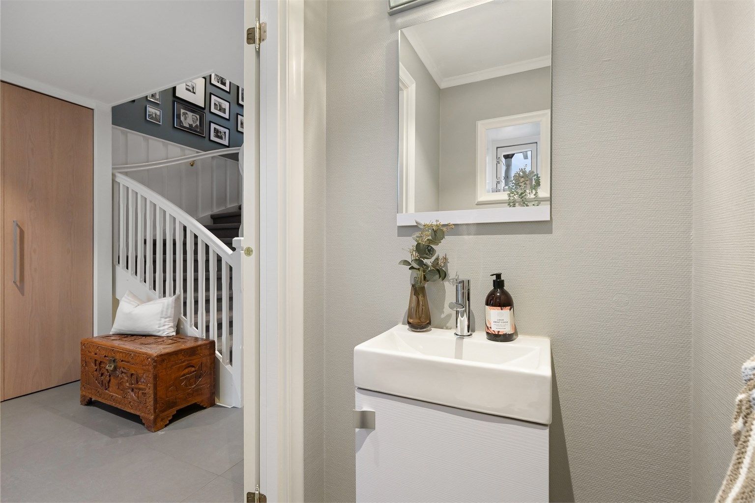 Praktisk toalettrom ved entréen / hallen