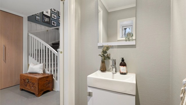 Praktisk toalettrom ved entréen / hallen