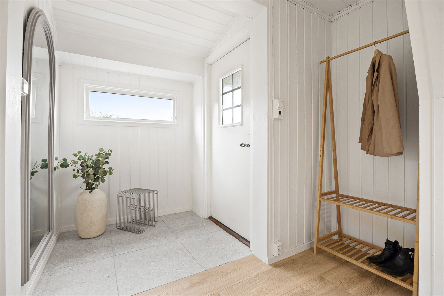 Entréen har flislagt gulv med varmekabler og plass til oppbevaring av yttertøy. Del av entré er opprinnelig utvendig areal (ikke byggemeldt).