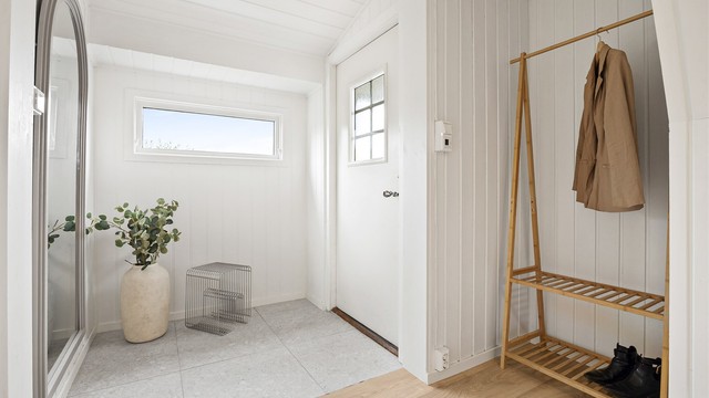 Entréen har flislagt gulv med varmekabler og plass til oppbevaring av yttertøy. Del av entré er opprinnelig utvendig areal (ikke byggemeldt).