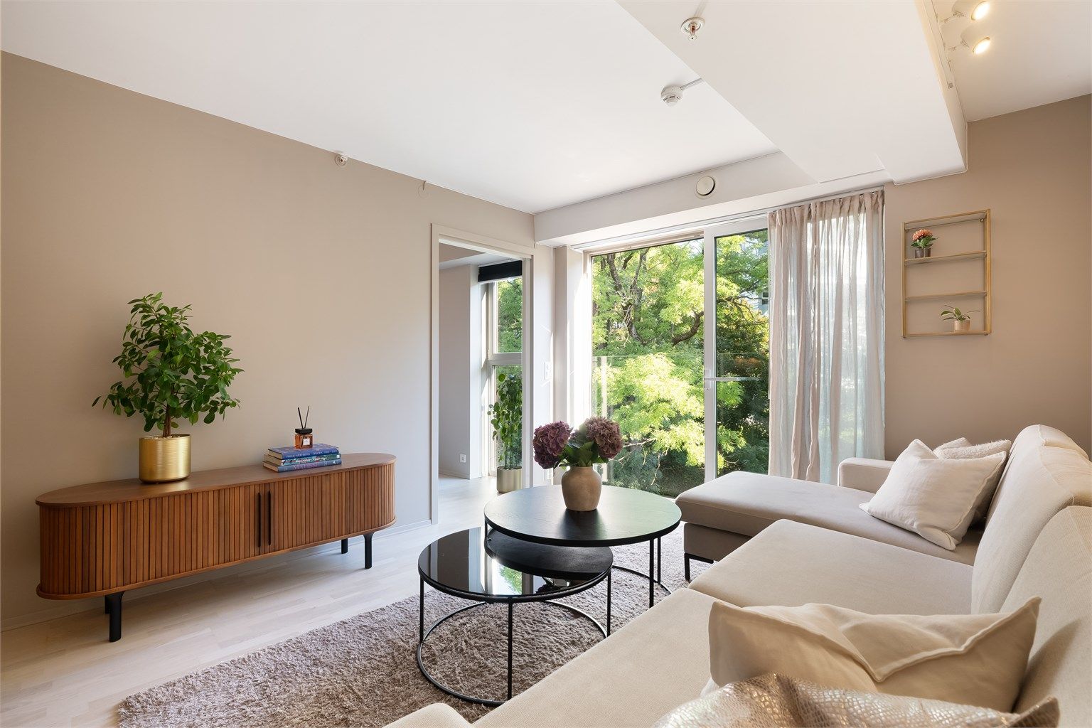 Her bor du tilbaketrukket i rolige omgivelser, samtidig supersentralt med alt av servicetilbud rett rundt hjørnet. 