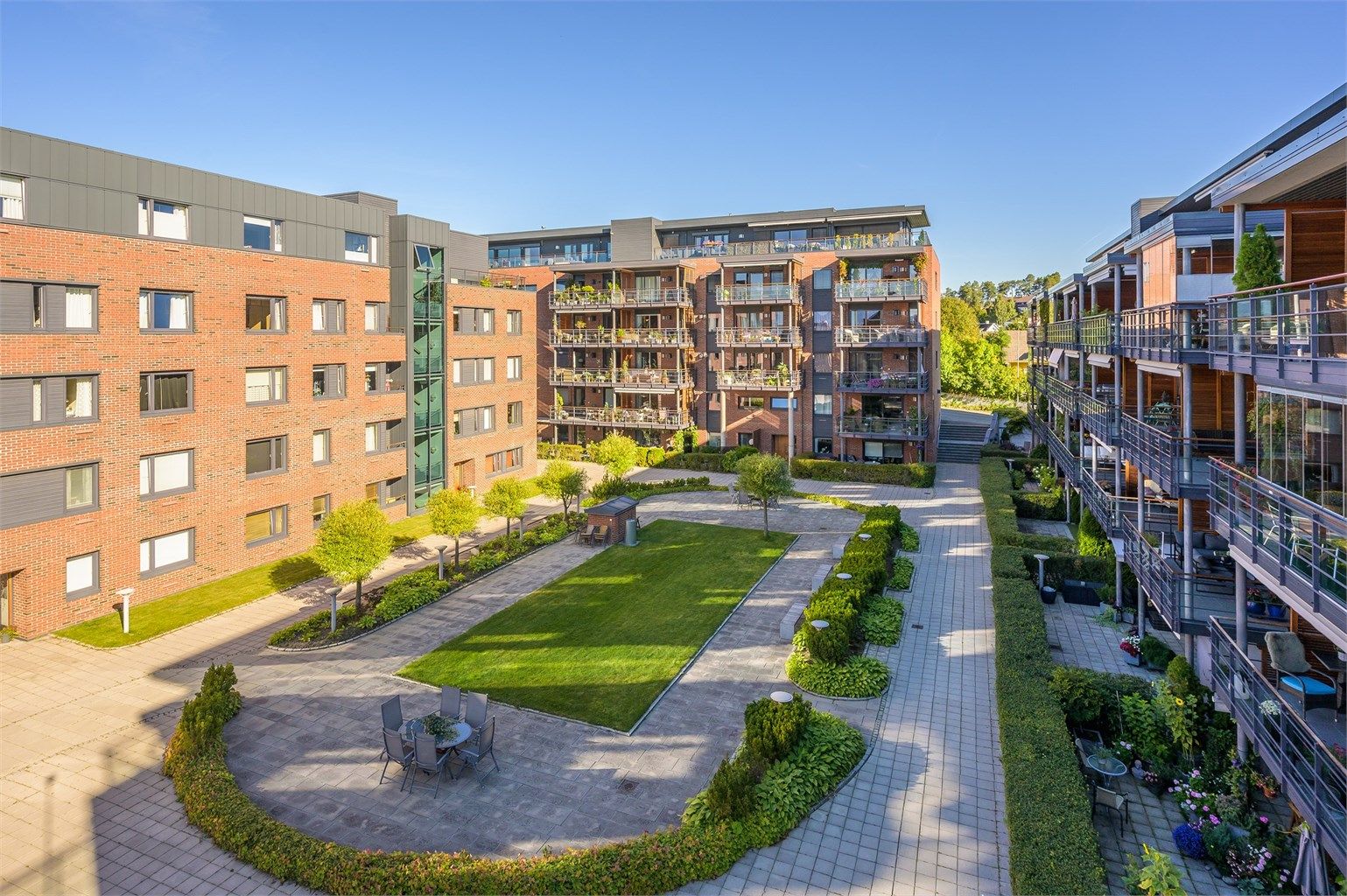 Leiligheten ligger i Bryggeriet II med balkongen mot et skjermet flott fellesarealet med sittegrupper. Parkeringskjeller under. 