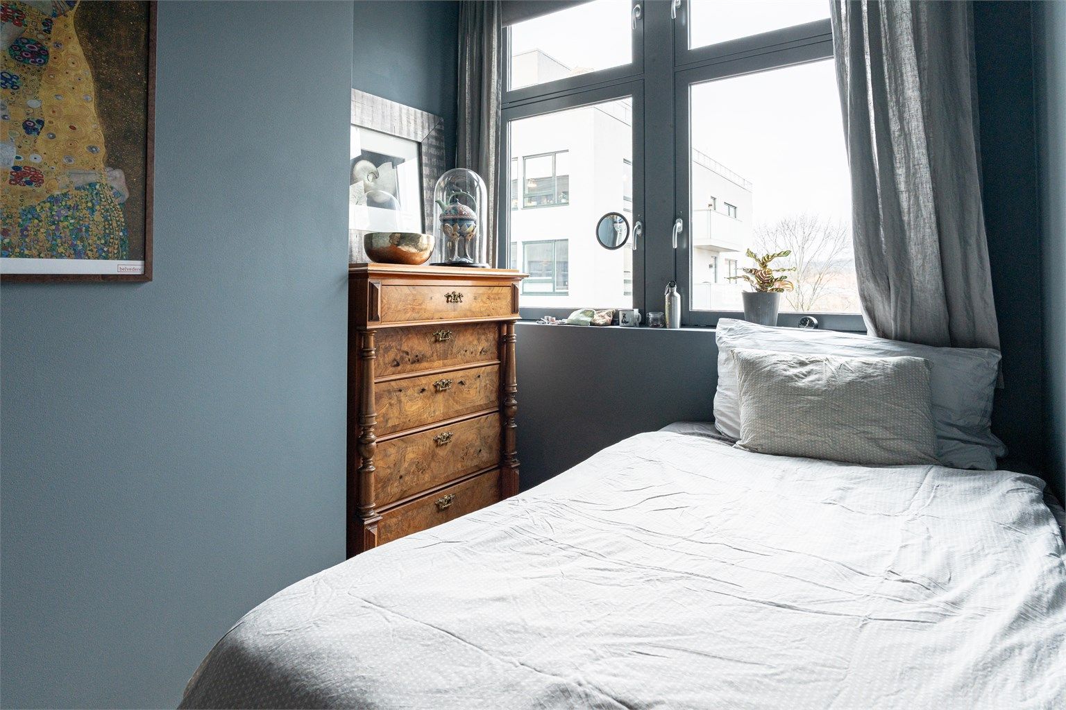 Soverom nr. 2 har også god plass til seng, nattbord og garderobeskap.