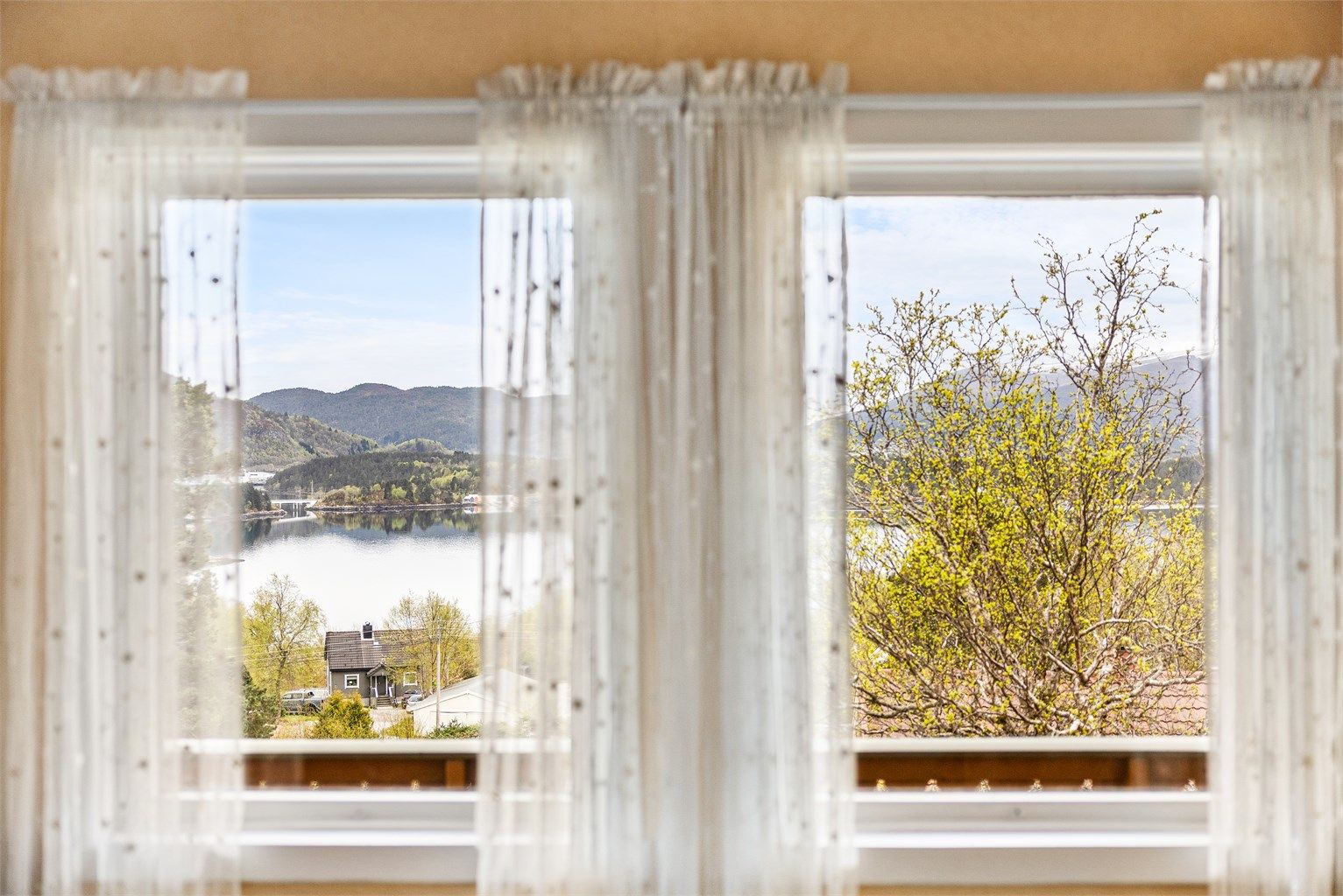 Soveromsvinduene gir den samme flotte utsikten mot Åsefjorden, som fra stuen