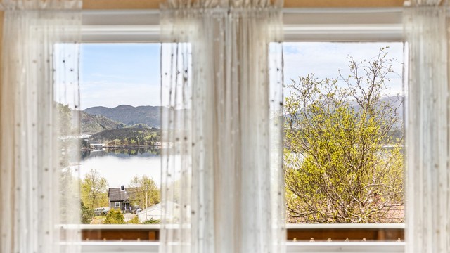 Soveromsvinduene gir den samme flotte utsikten mot Åsefjorden, som fra stuen