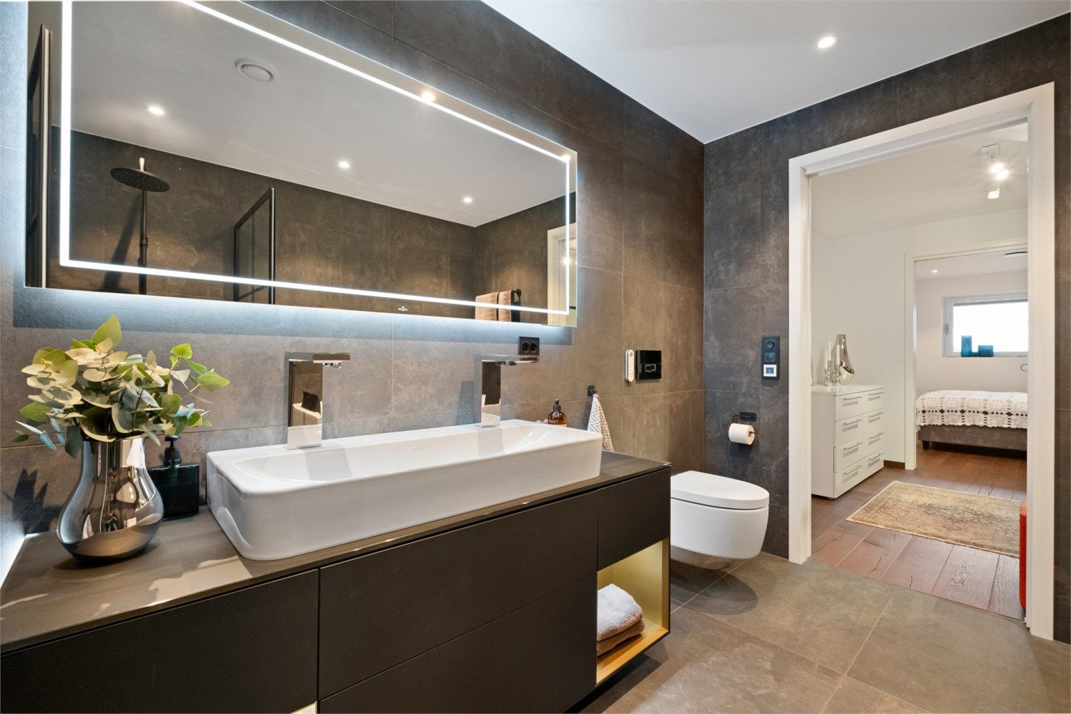 Fra bad mot gang/garderoberom og hovedsoverom