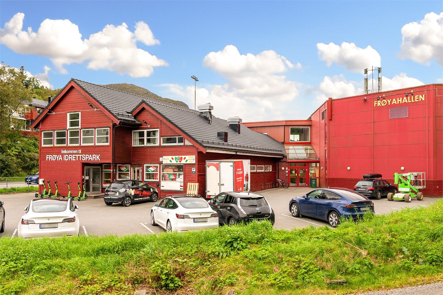 - Like i nærheten finner man Frøya idrettspark -