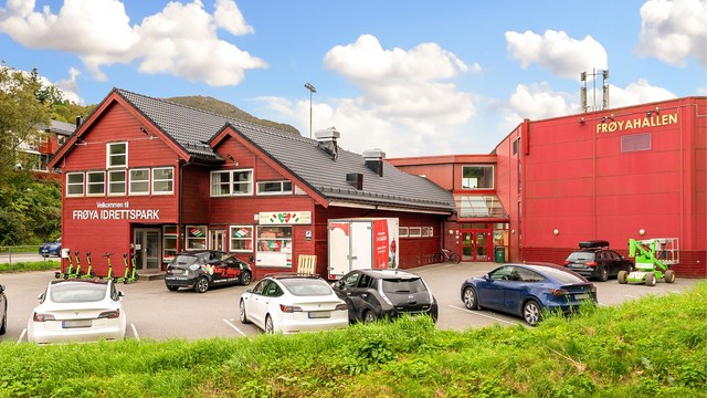 - Like i nærheten finner man Frøya idrettspark -
