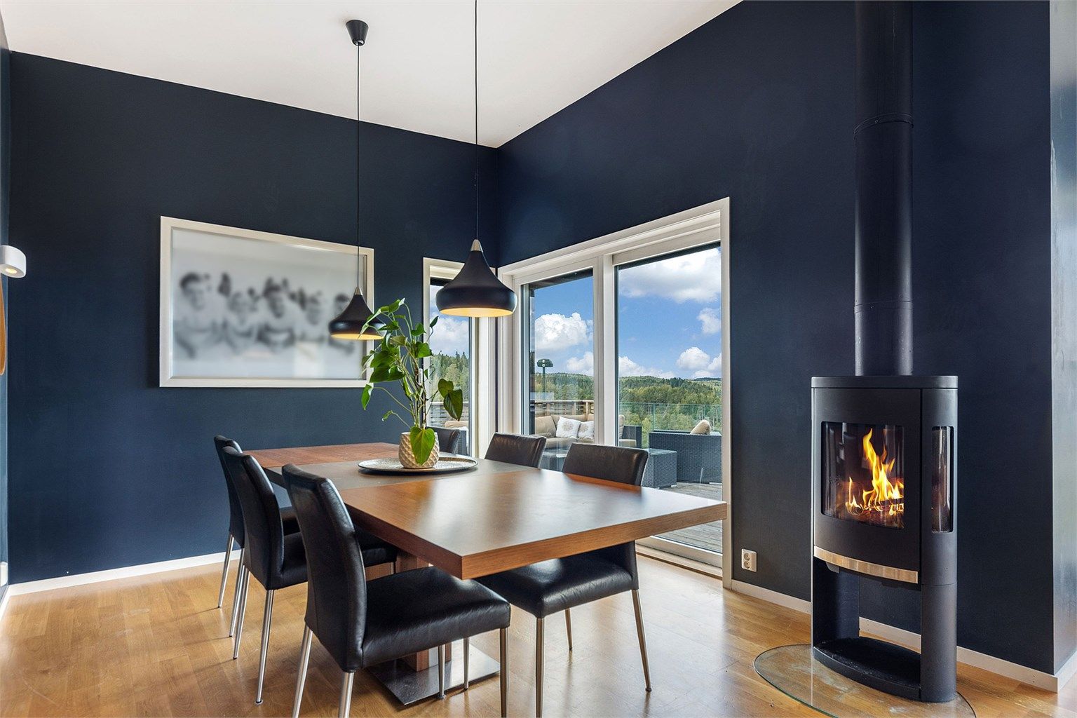 En sentralt plassert peisovn gir ekstra varme på kalde dager.