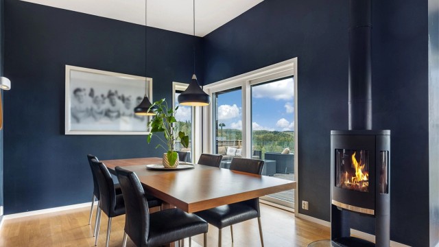 En sentralt plassert peisovn gir ekstra varme på kalde dager.