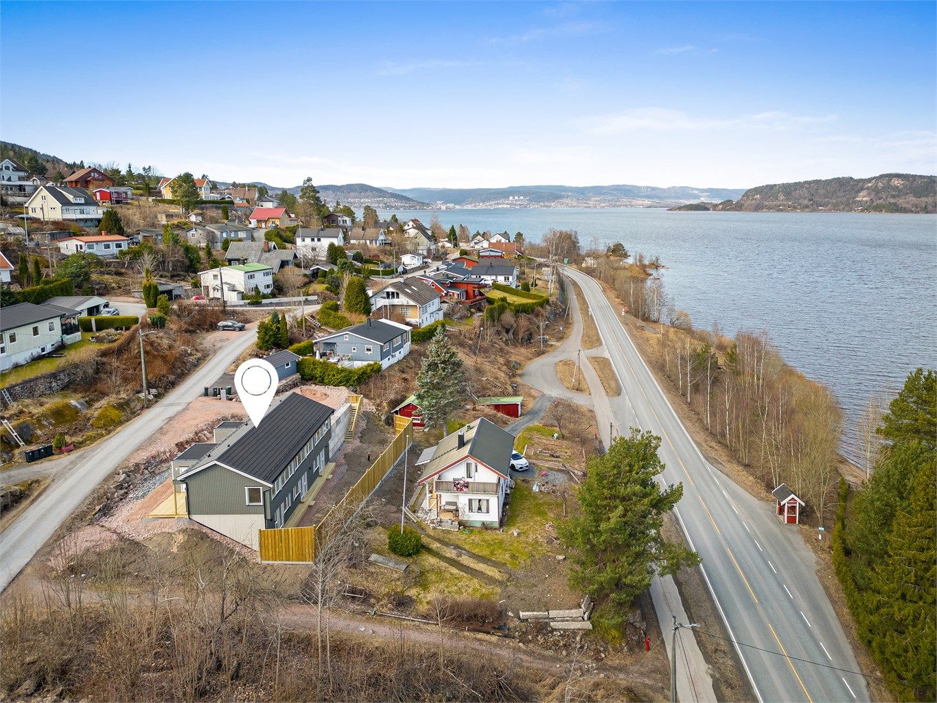 Kort vei til Drammen sentrum (ca. 18 min kjøring) med det meste av servicetilbud, sentrumsfasiliteter og offentlig kommunikasjon.