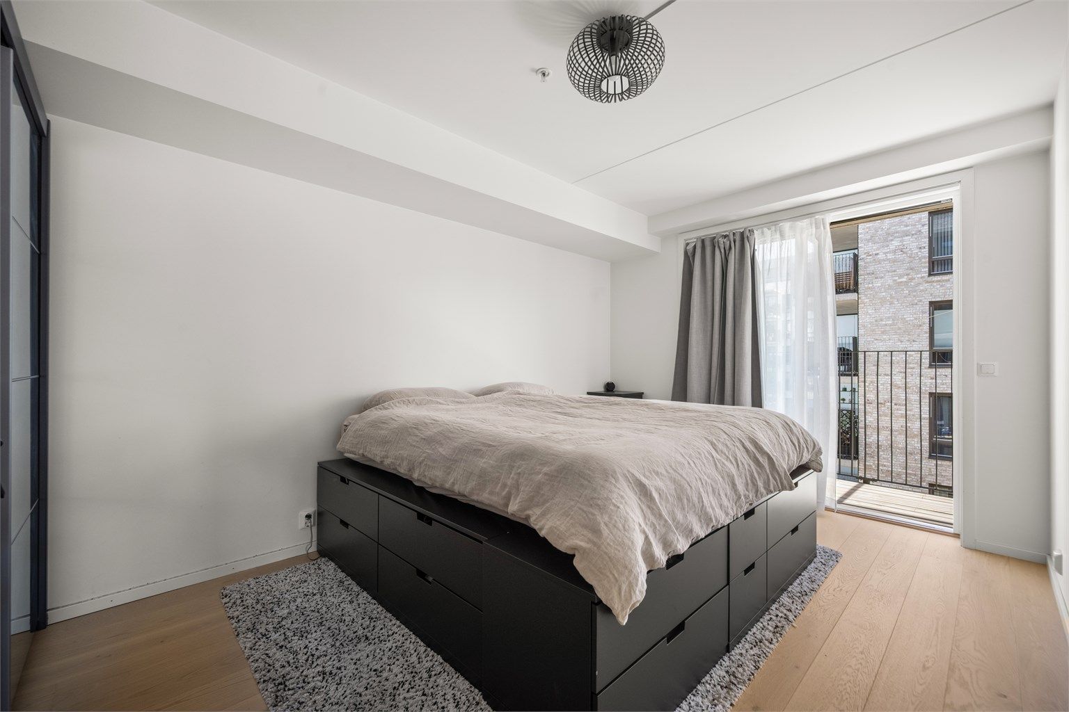 Hovedsoverom med god plass til dobbeltseng og garderobeskap.