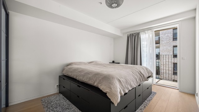 Hovedsoverom med god plass til dobbeltseng og garderobeskap.