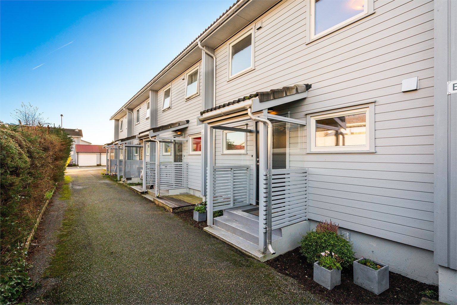 Innholdsrikt rekkehus over to plan, med barnevennlig beliggenhet i Kvernevik.  