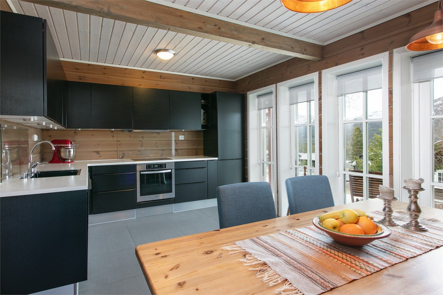 Spiseplassen er en naturlig forlengelse av kjøkkenet, med plass til et stort spisebord for familie og venner.