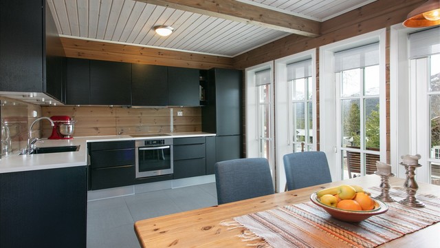 Spiseplassen er en naturlig forlengelse av kjøkkenet, med plass til et stort spisebord for familie og venner.
