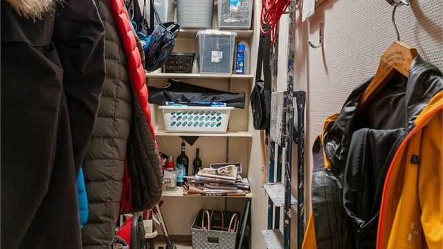 Innvendig bod gir ekstra lagringsplass. I tillegg medfølger en bod i kjeller.