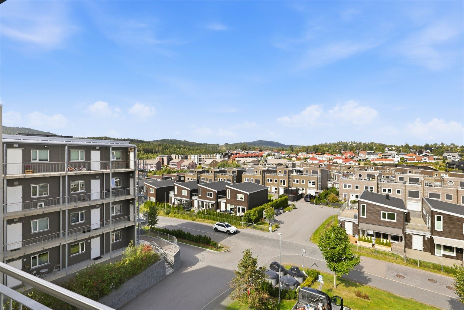 Utsikten fra svalgangen ved inngangsdøren til leiligheten med en litt annen vinkel