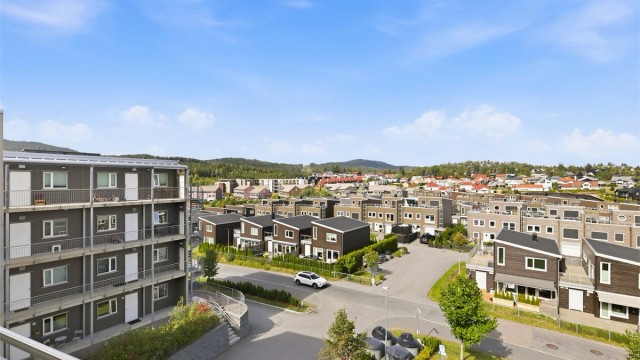 Utsikten fra svalgangen ved inngangsdøren til leiligheten med en litt annen vinkel