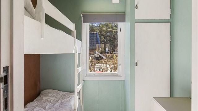 Plassbygde skap og senger gir god utnyttelse av arealet på soverommet.