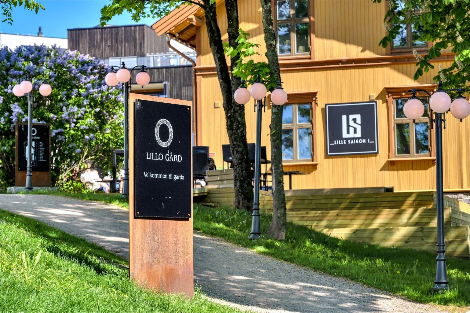 Du finner blant annet restauranter som Kompis og Lille Ò i hovedhuset på Lillo gård