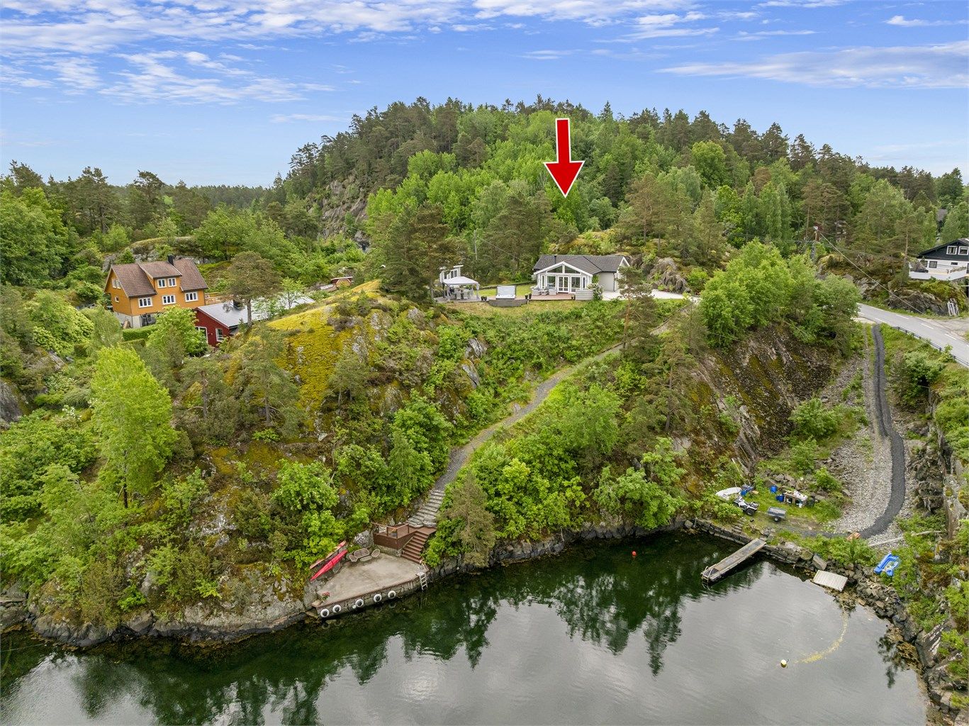 Eiendommen ligger idyllisk til på Borøy, en brofast øy i Tvedestrandsskjærgården.