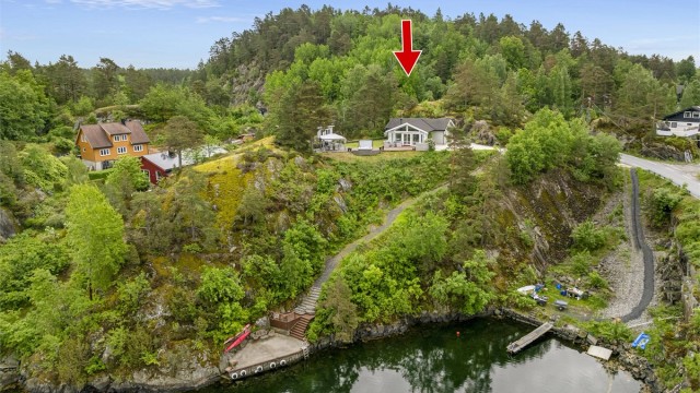 Eiendommen ligger idyllisk til på Borøy, en brofast øy i Tvedestrandsskjærgården.