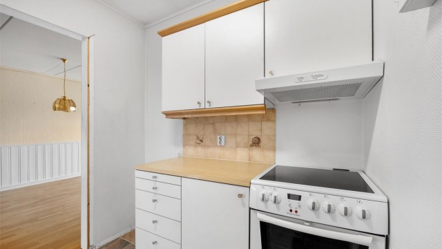 Kjøkkenet er utstyrt med frittstående komfyr og ventilator i overskap.