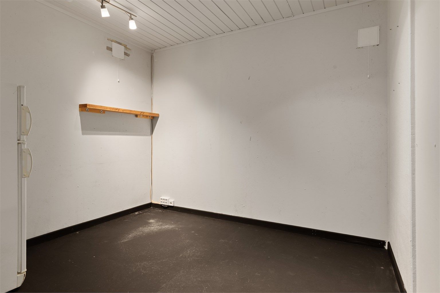 Boligen har en stor bod i underetasjen som gir godt med lagringsplass.